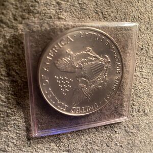 O-12-  year 2000 Uncirculated Collectors Silver Dollar Coin- excellent condition
